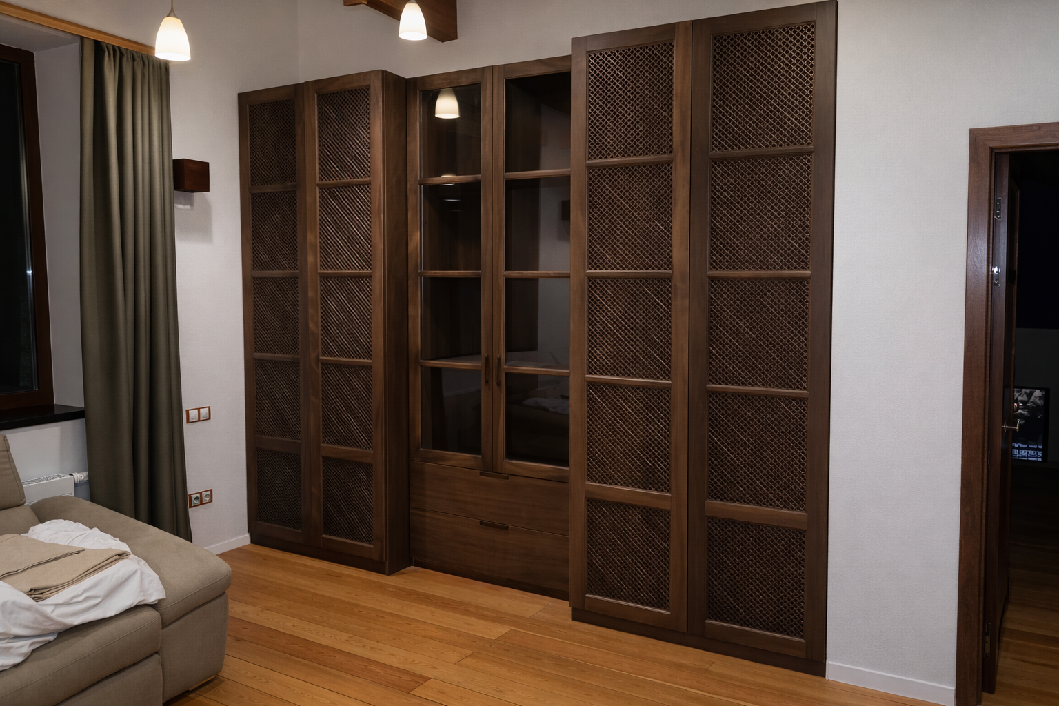 Шкаф из массива дерева на заказ в Сочи