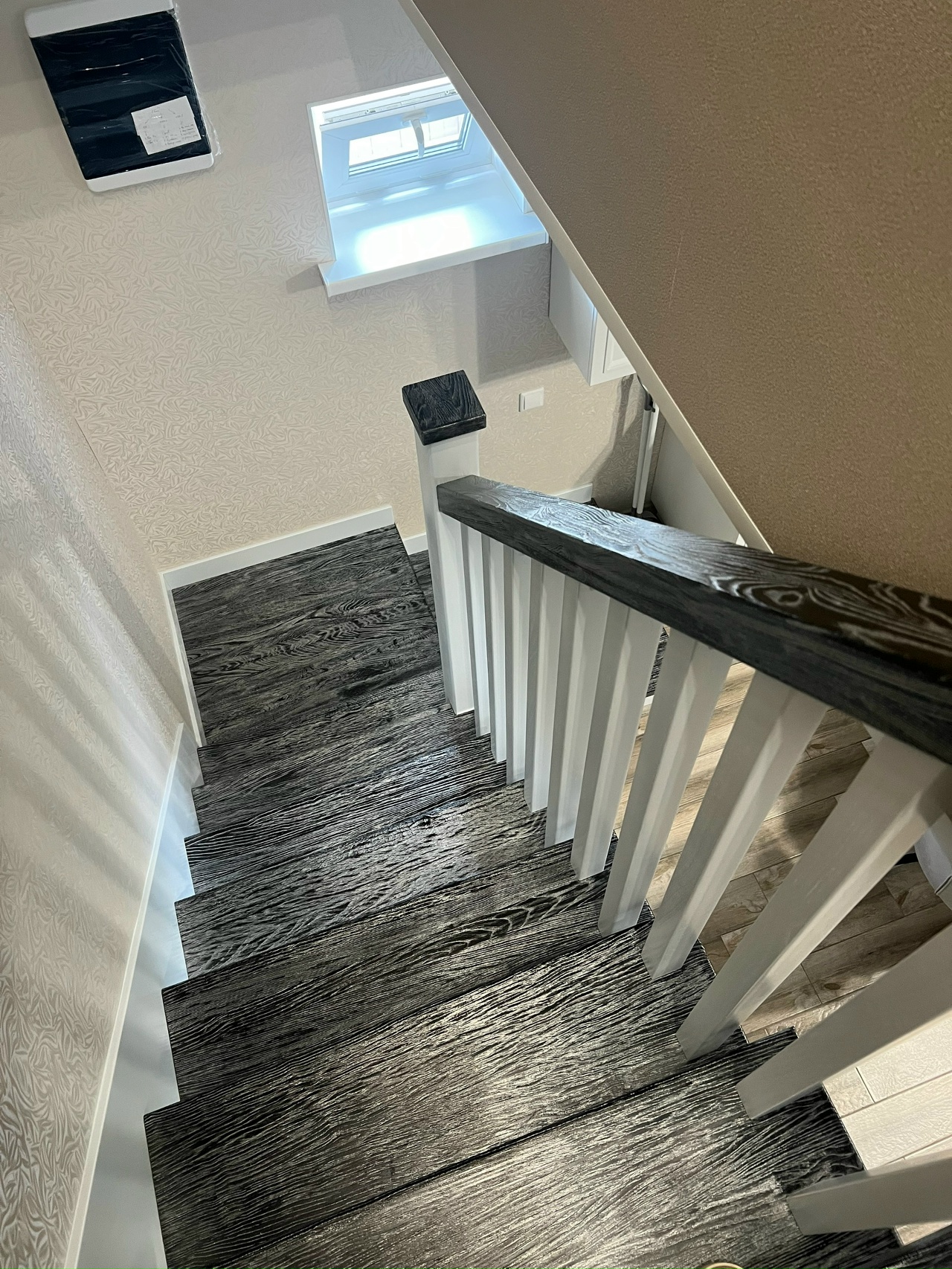 Лестница из массива дерева на заказ в Сочи